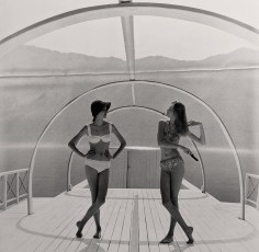 Norman Parkinson, Lake Como Just after Dawn: Nena von Schlebrugge and Barbara Mendoza, 1958