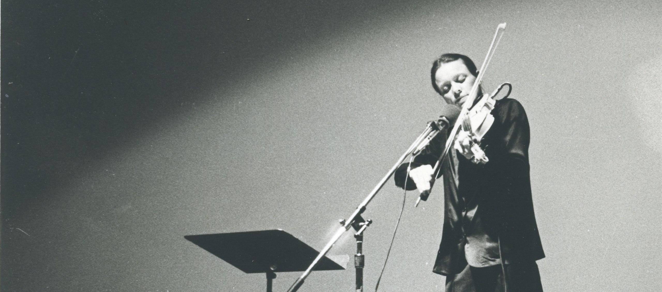 Laurie Anderson Performance at Northwestern University as part of exhibition by Donald Young Gallery, 1979