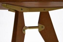 Jean Prouv&eacute;'s pedestal table, detailed view legs underneath table