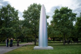 Gisela Col&oacute;n,&nbsp;Quantum Shift (Parabolic Monolith Sirius Titanium), 2021, presented by GAVLAK. Frieze Sculpture 2021., Photo by Linda Nylind. Courtesy of Linda Nylind/Frieze.