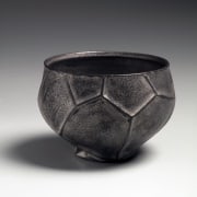 Platinum-glazed teabowl with small base carved in the design of leaf veins, 2018