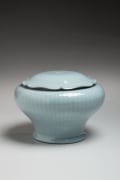 Bulbous, fluted mizusashi (waterjar) with tapering foot and matching undulating scalloped cover, 1989