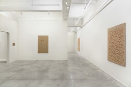Installation view of The Stillness of Water by Kim Tschang-Yeul at Tina Kim Gallery, 9 Sep - 16 Oct 2021.&nbsp;Image courtesy of the artist&rsquo;s estate and Tina Kim Gallery. Photo &copy; Hyunjung Rhee