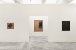 Installation view of The Stillness of Water by Kim Tschang-Yeul at Tina Kim Gallery, 9 Sep - 16 Oct 2021.&nbsp;Image courtesy of the artist&rsquo;s estate and Tina Kim Gallery. Photo &copy; Hyunjung Rhee