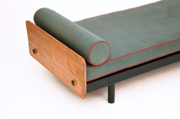 Jean Prouv&eacute;'s daybed, detailed view of top and pillow