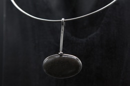 Vivianna Torun B&uuml;low- H&uuml;be's necklace, detailed view of pendant and signature
