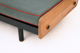 Jean Prouv&eacute;'s daybed, detailed view of bottom and foot
