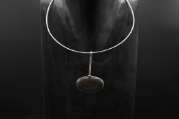 Vivianna Torun B&uuml;low- H&uuml;be's necklace, close-up view of pendant