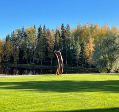 A sculpture by Bernar Venet in the Serlachius Museum Gösta's park