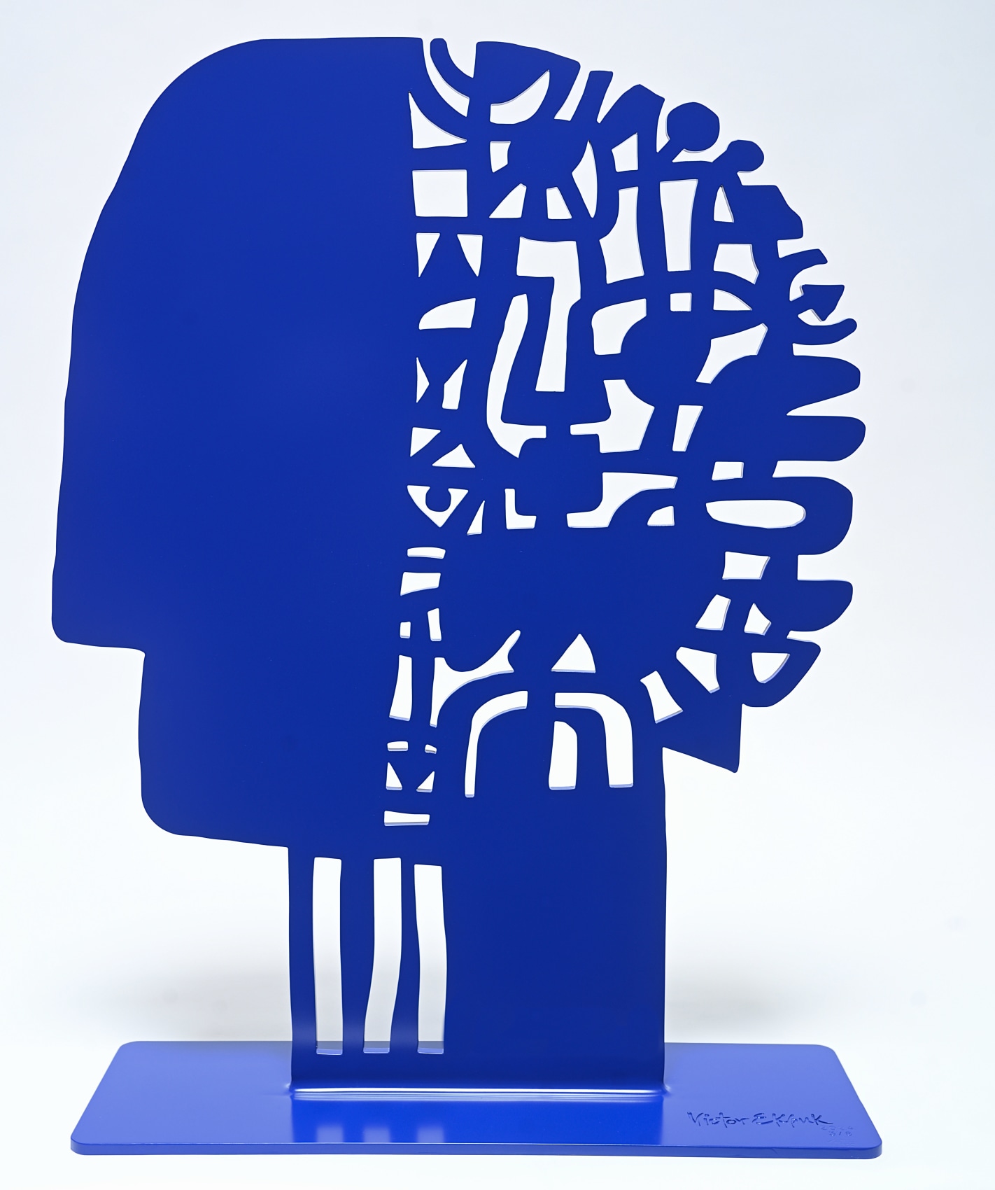 Figurative sculpture inspired by Nigerian cultural objects