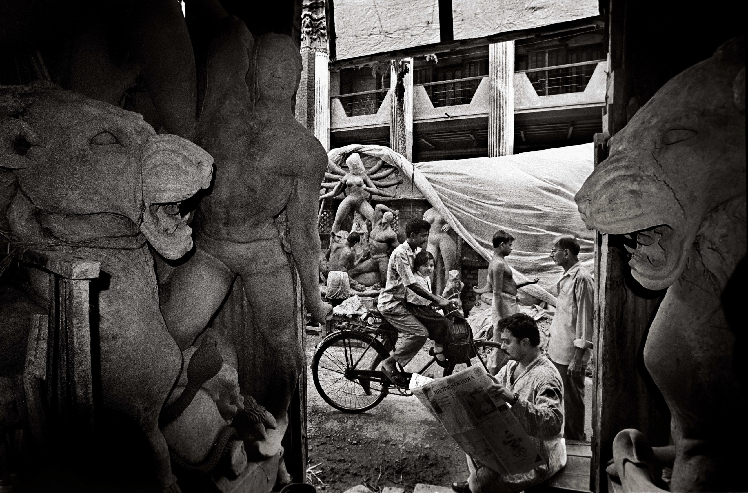 Raghu Rai Preparing for Durga Pooja, Kolkata