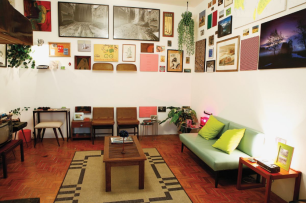 Tatiana Blass Instala&ccedil;&atilde;o com m&oacute;veis e objetos, 2007&nbsp;