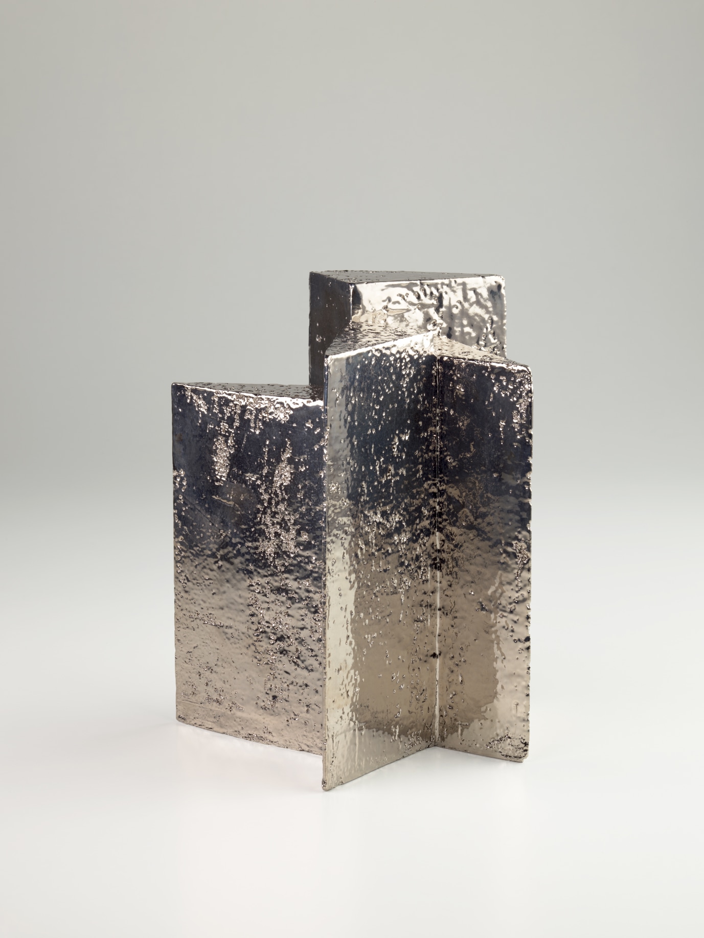 Heinz Mack, Untitled, 2017, Glazed ceramic, burnished platinum, 31 x 30 x 30 cm, &copy; Archive Heinz Mack