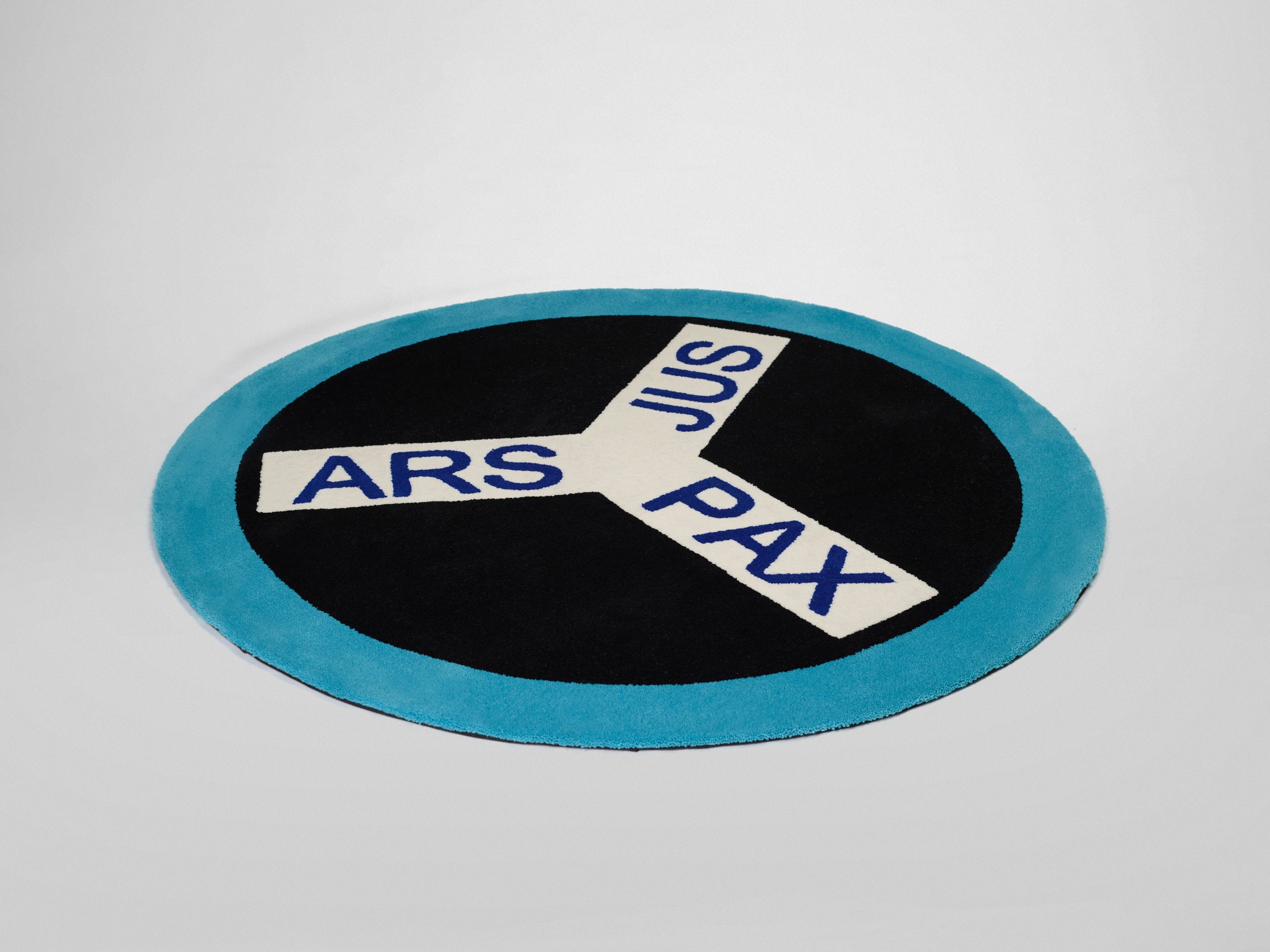 Dozie Kanu, ARS JUS PAX (inverted), 2019, Hand tufted New Zealand wool, Ed. 3/5 (+ 1 AP), Diameter 139.7 cm. Courtesy the artist and Galerie Francesca Pia