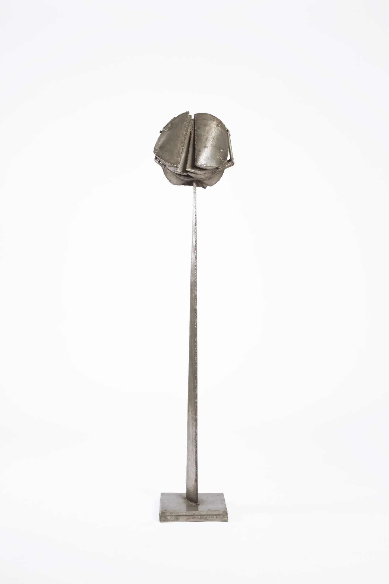 Philolaos Tloupas' sculpture psyché, front view with the two movable elements closed