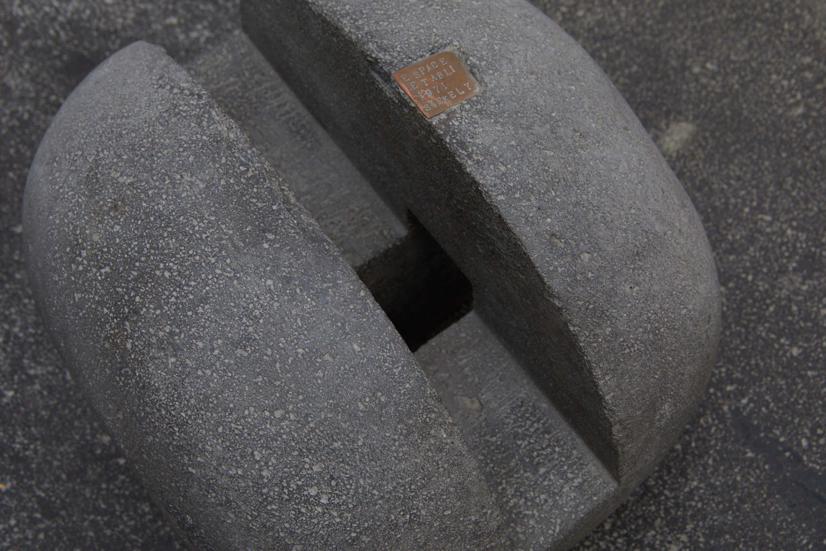Pierre Sz&eacute;kely's &quot;Espace &eacute;tabli&quot; sculpture, detailed view of top of ball