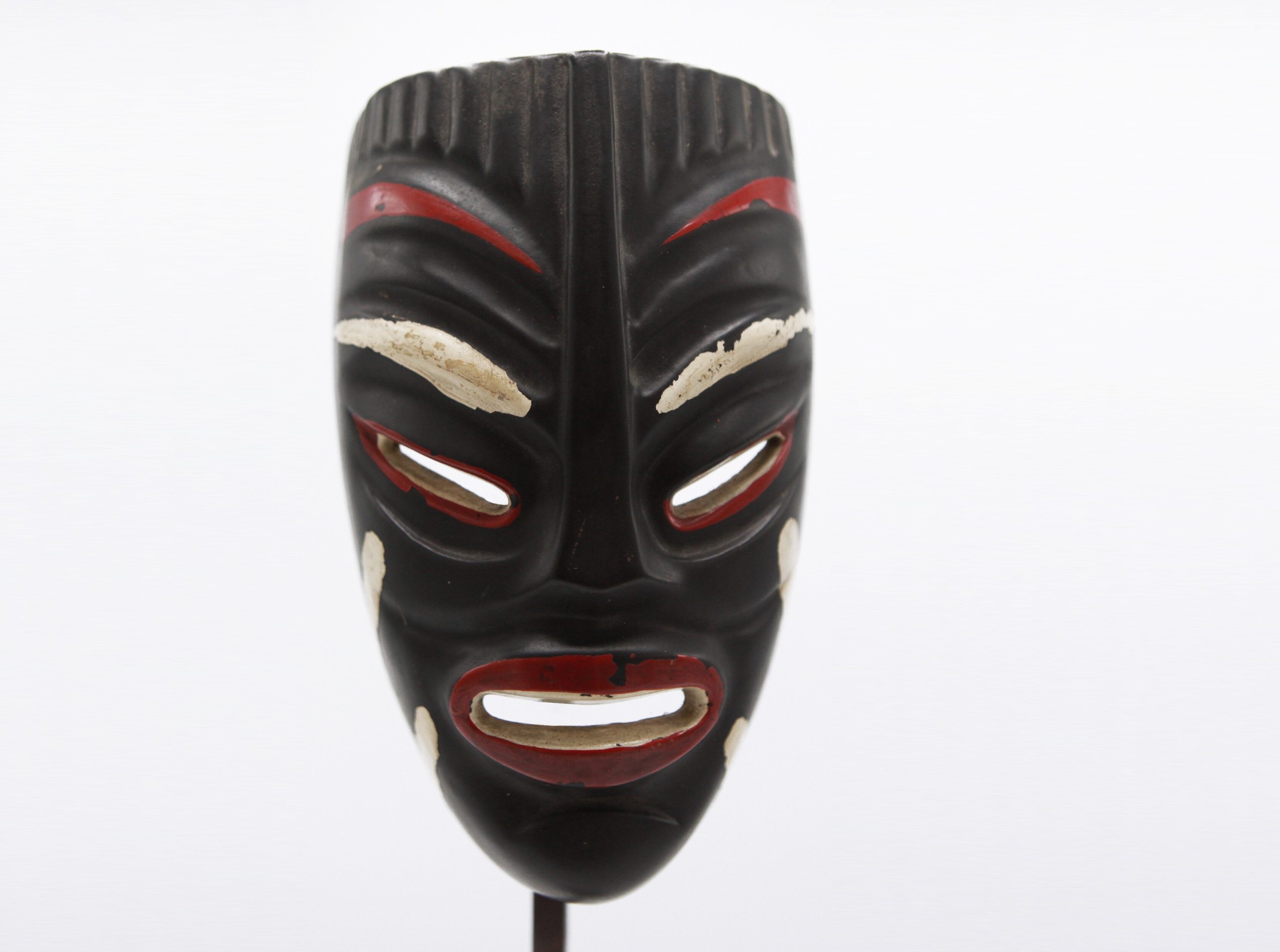 Jaque Sagan's ceramic mask, detailed view of face