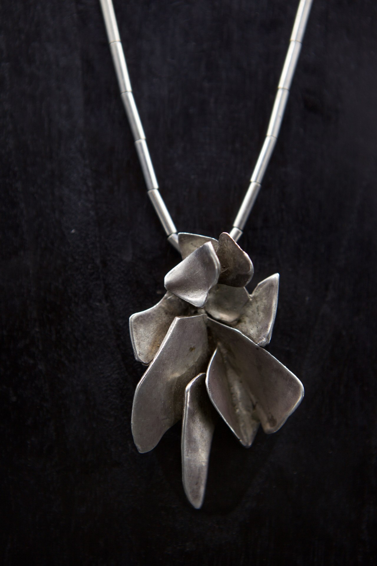 Alicia Penalba's necklace, close up view of pendant