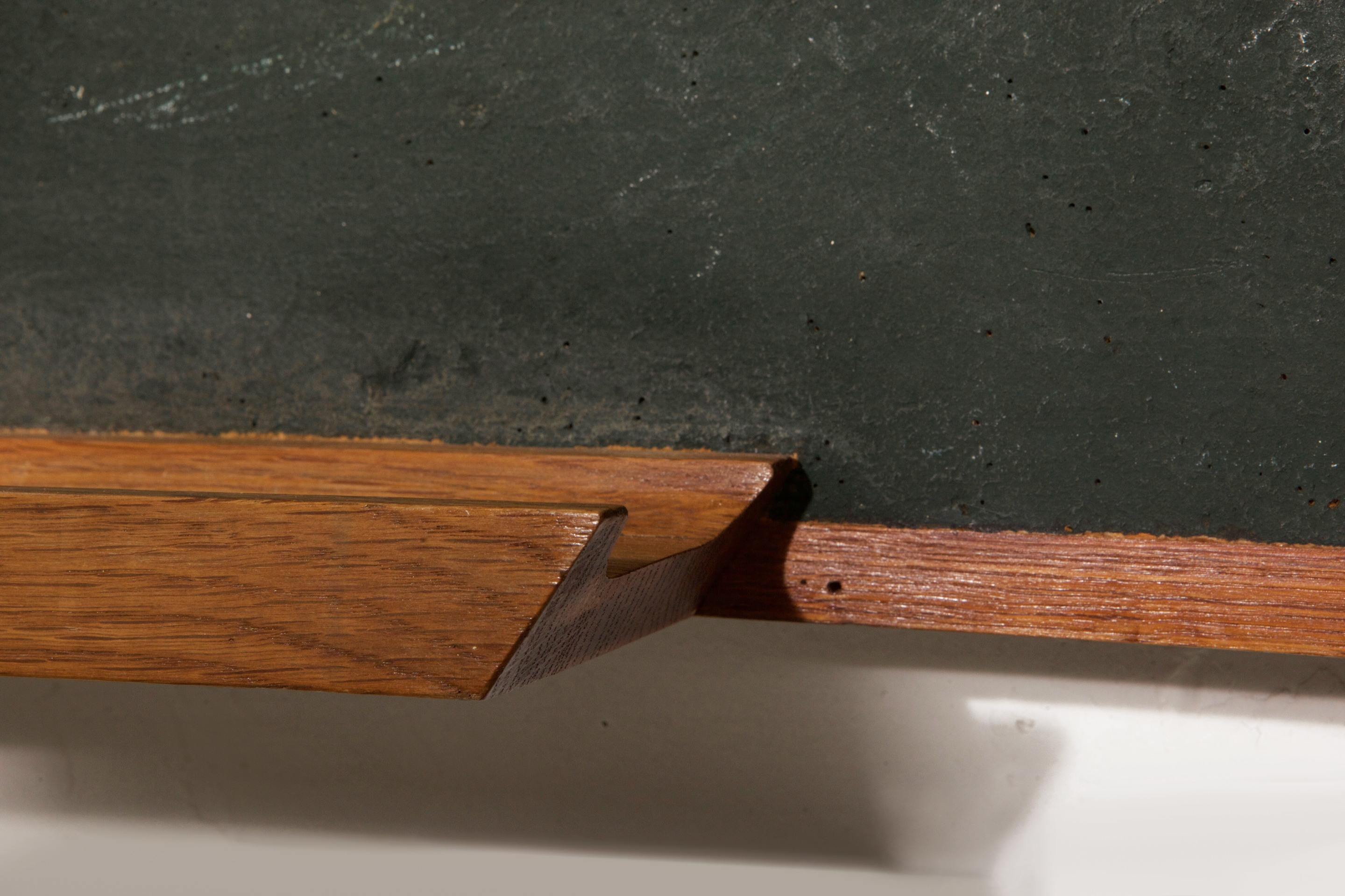 Le Corbusier &amp; Charlotte Perraind's blackboard, detailed view of slanted ledge