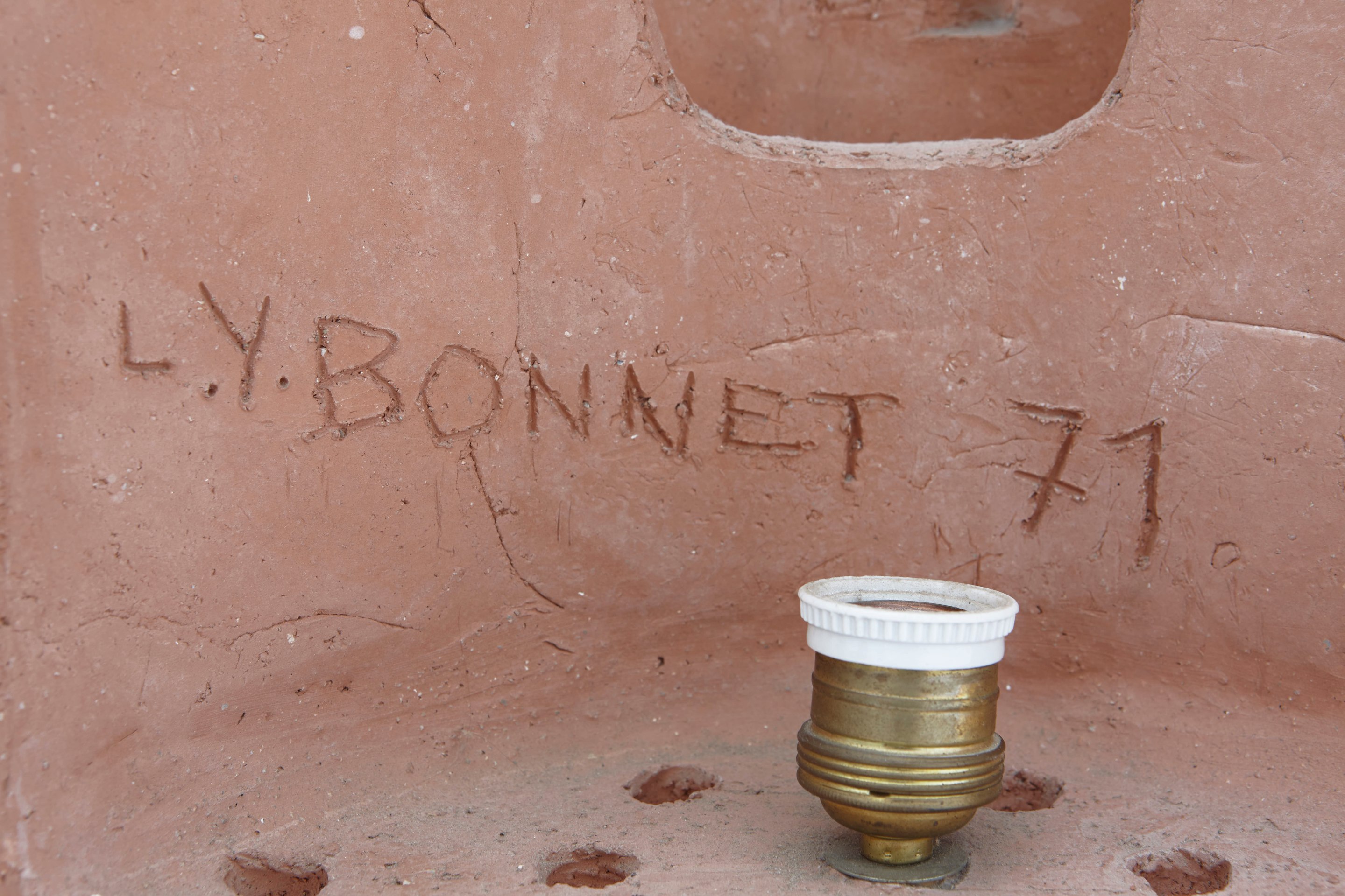 Bonnet table lamp signature detail