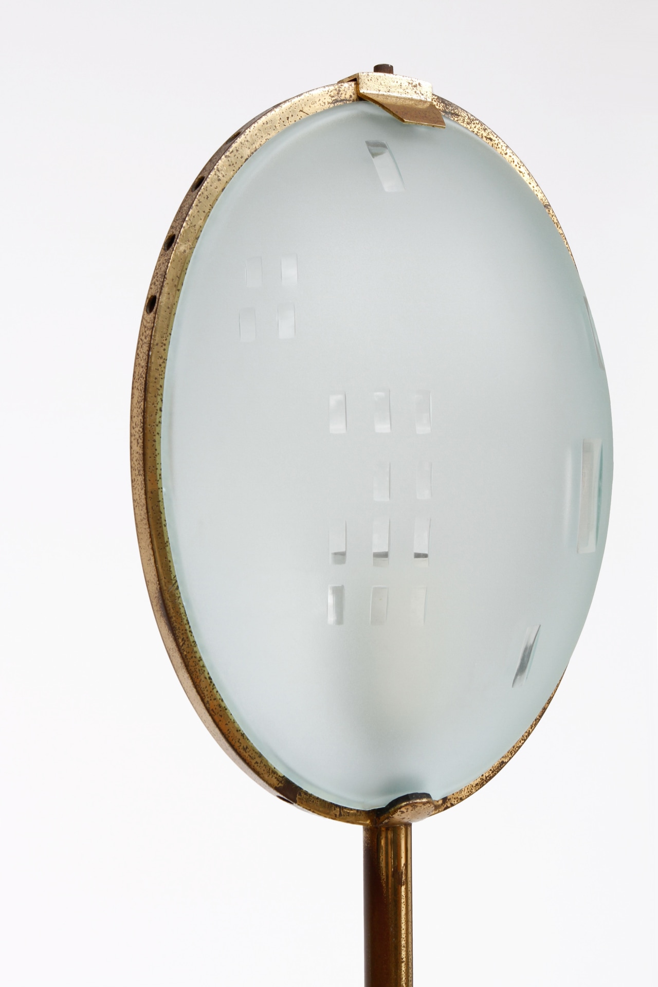 Max Ingrand/Fontana Artes' glass and brass floor lamp, detailed diagonal view of top