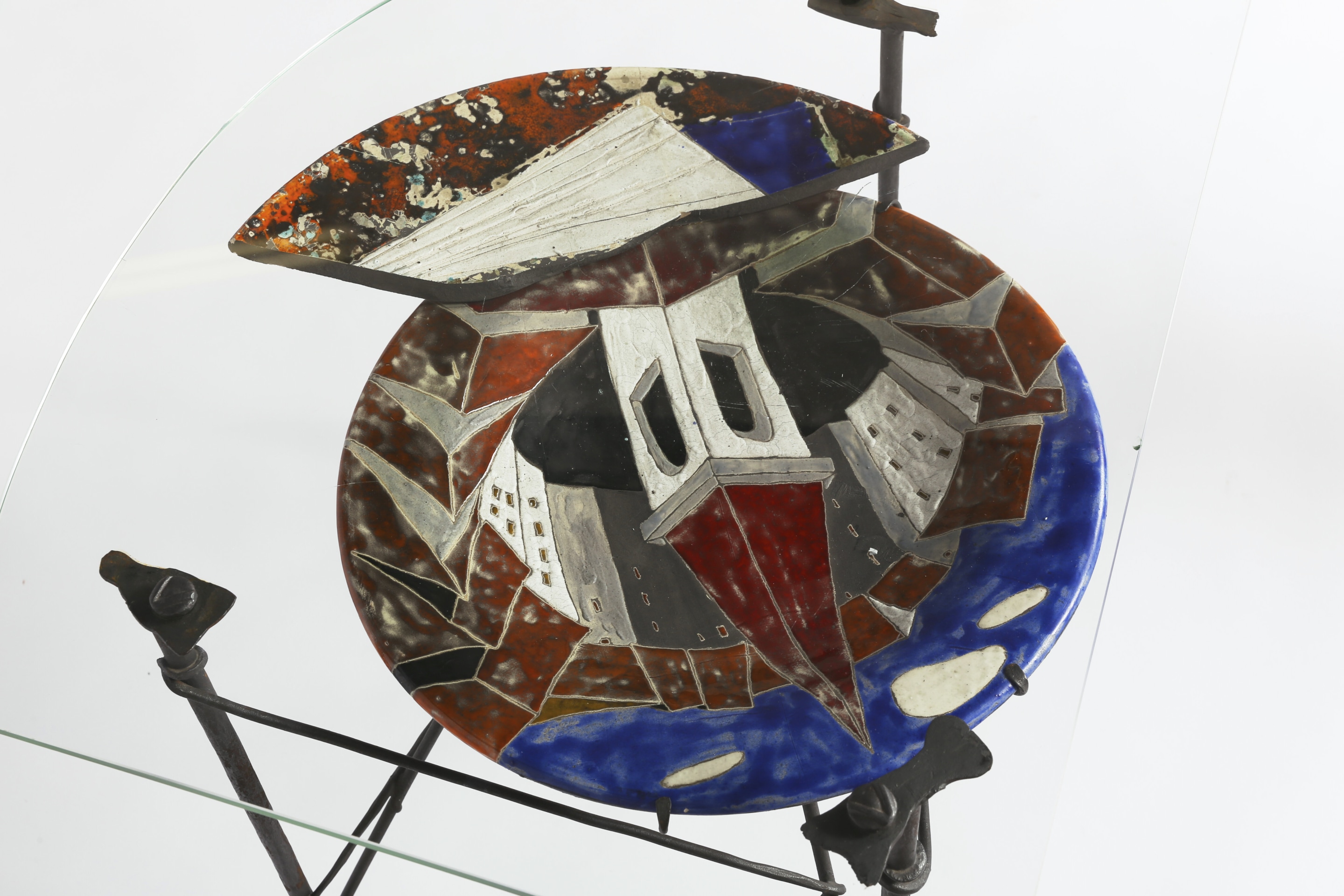 Les Archanges' side table detailed view of ceramic and glass top