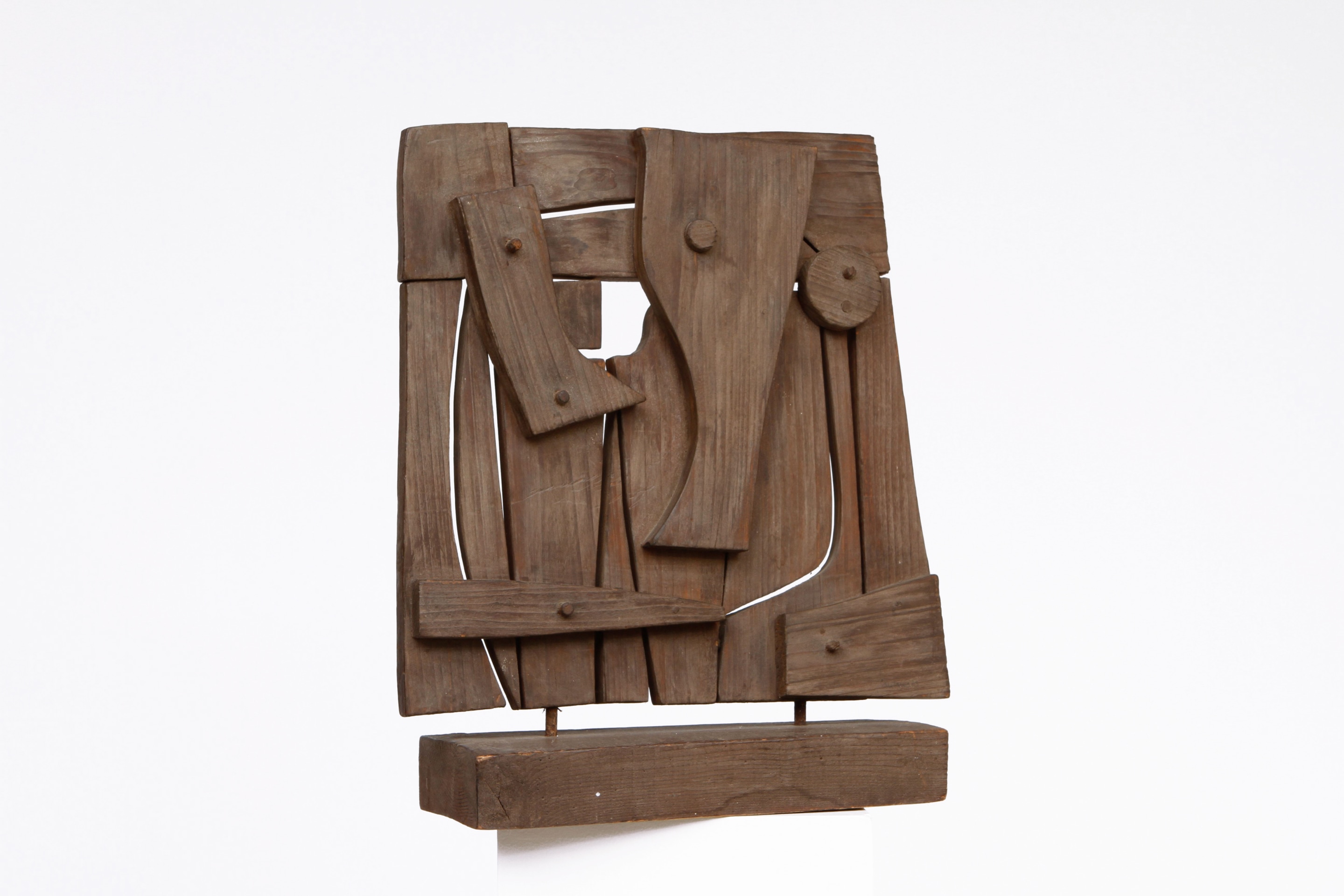 Ricardo Santamaria's wooden sculpture, diagonal front view