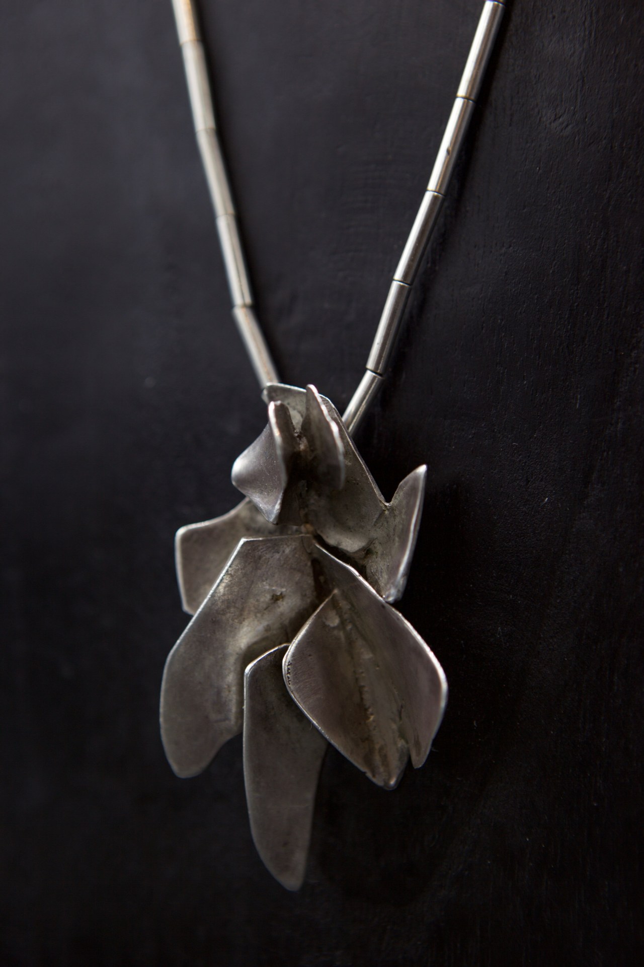 Alicia Penalba's necklace, close up view of pendant