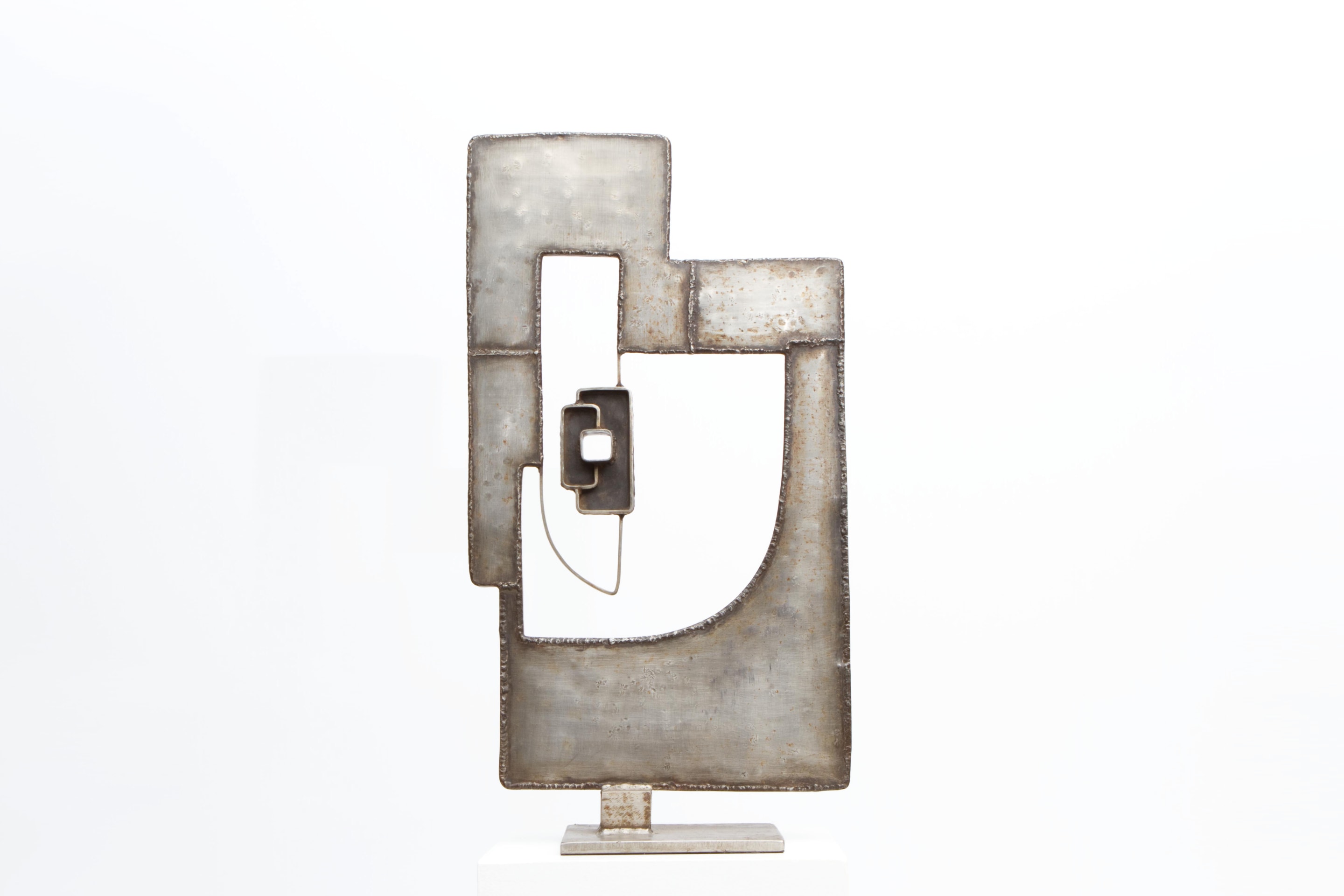 Alain Douillard's iron sculpture, front straight view