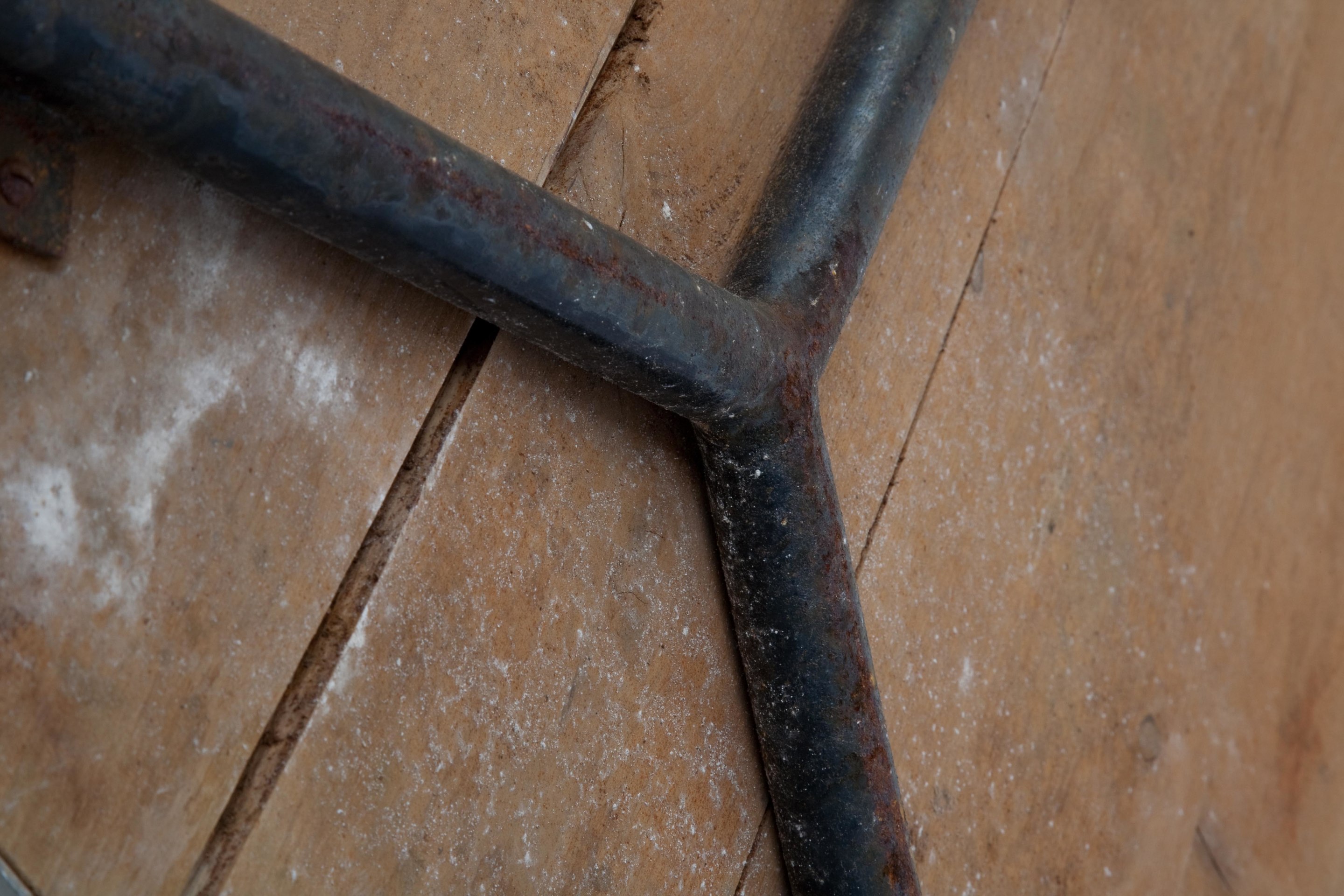 Jean Prouv&eacute;'s aluminum dining table, detailed view of metal underneath table top