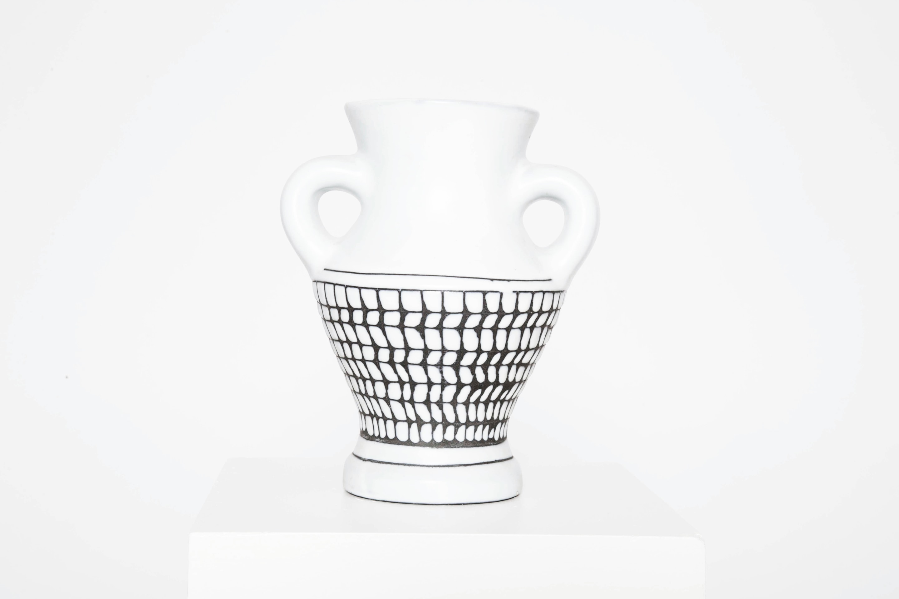 Roger Capron's ceramic vase straight view