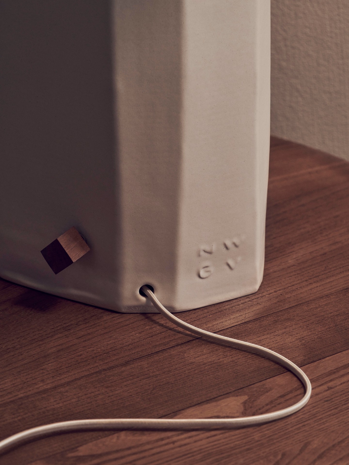 Studio Giancarlo Valle's plateau lamp, detailed view of base