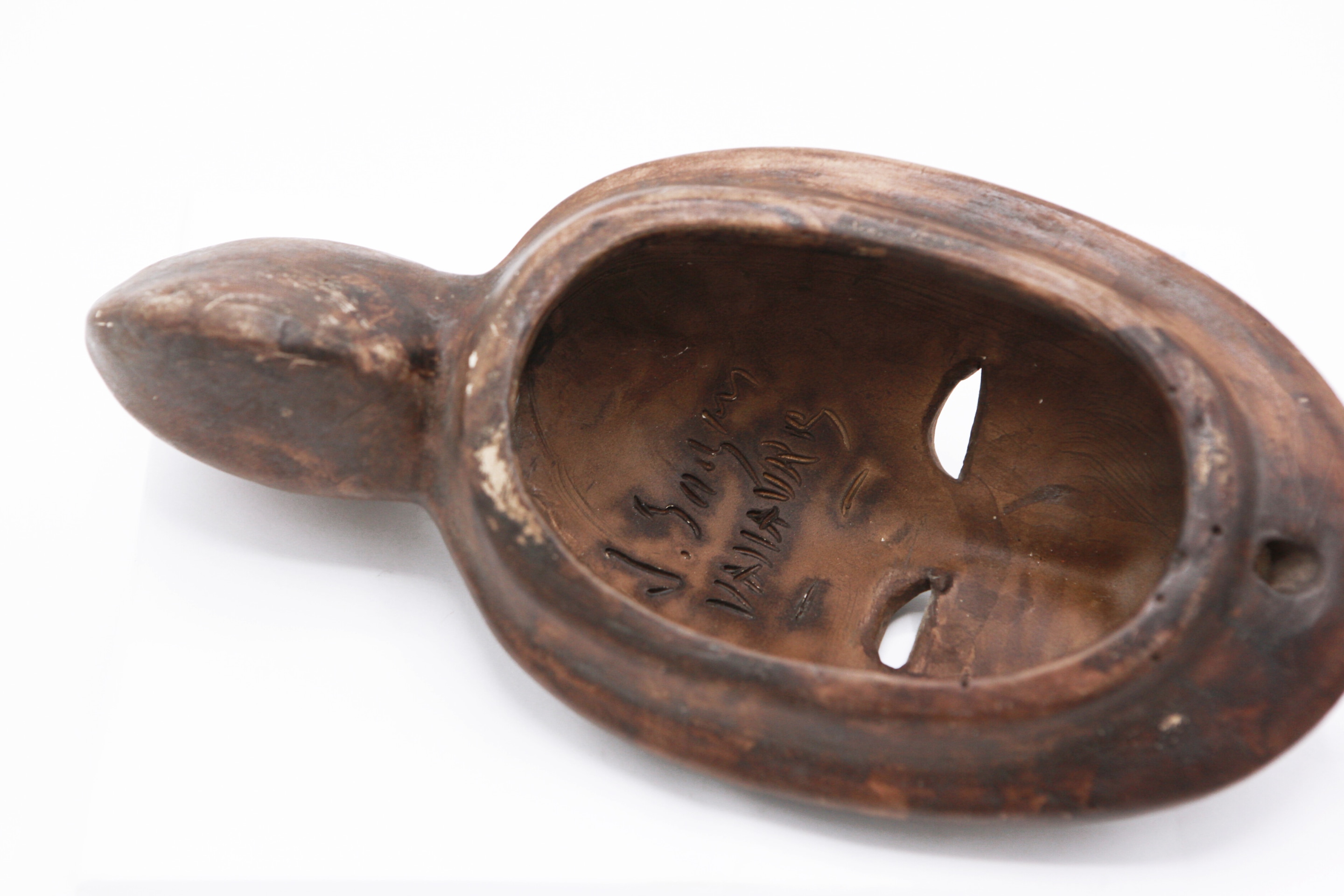 Jaque Sagan's ceramic mask, back view of signature