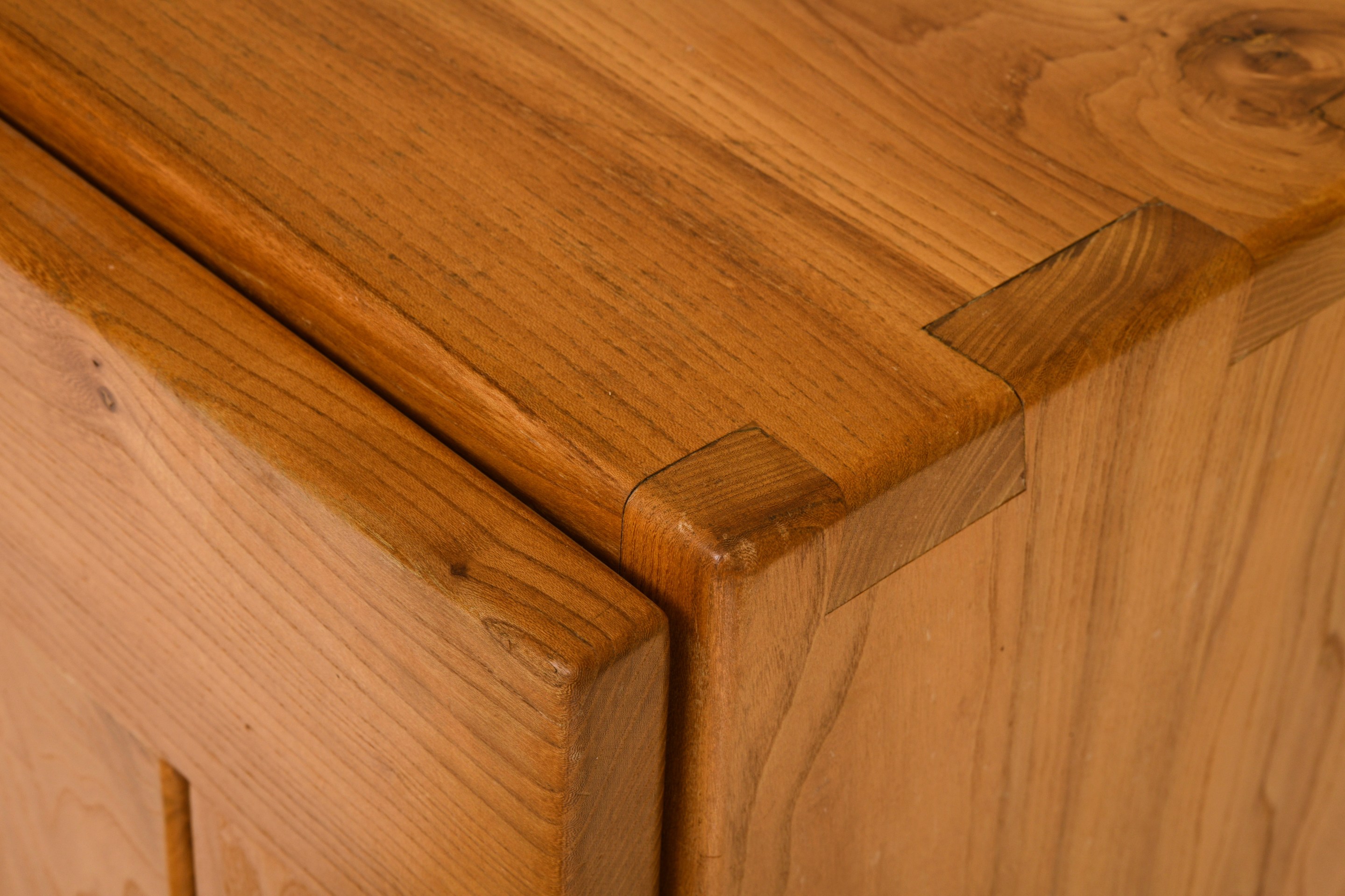 Maison Regain's sideboard, detailed view of corner