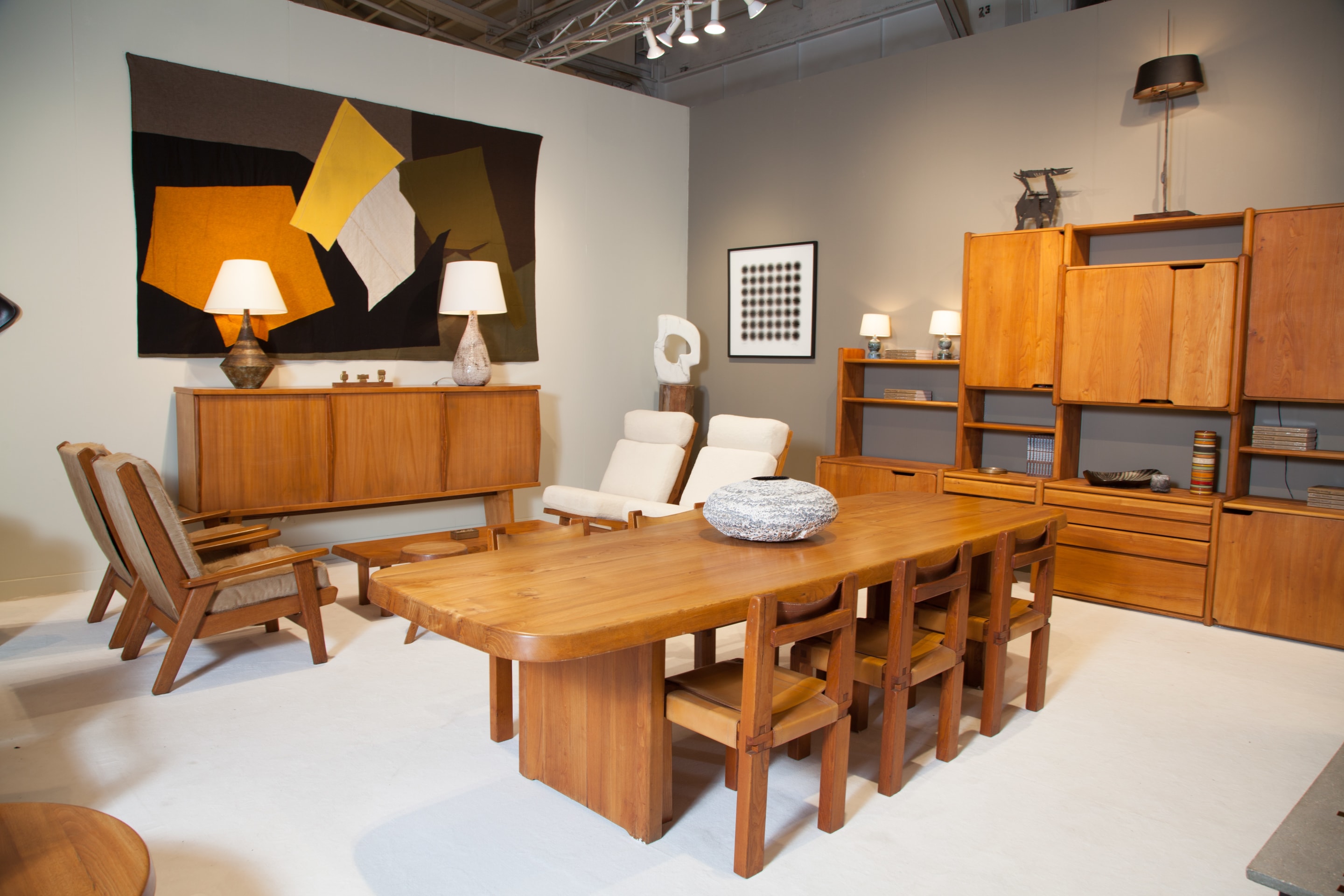 Side installation of booth