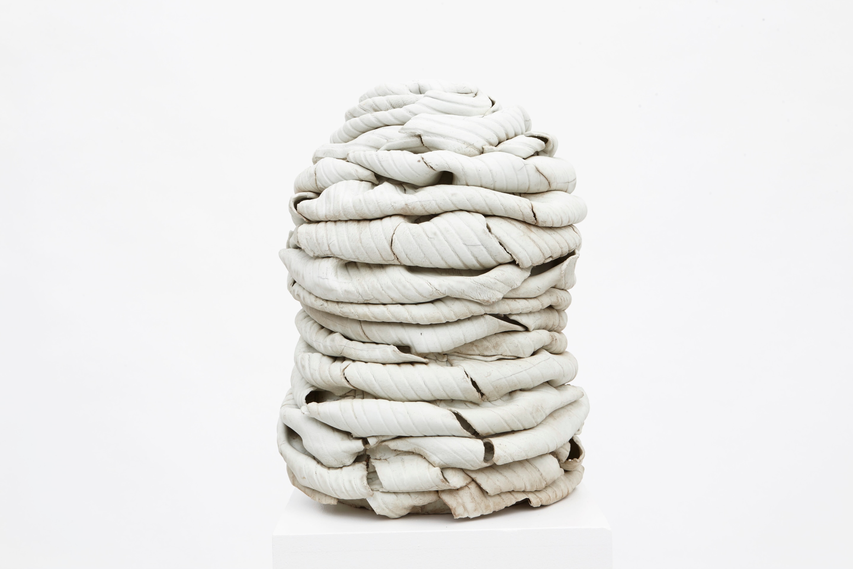 Anne Barr&egrave;s' porcelain sculpture straight view