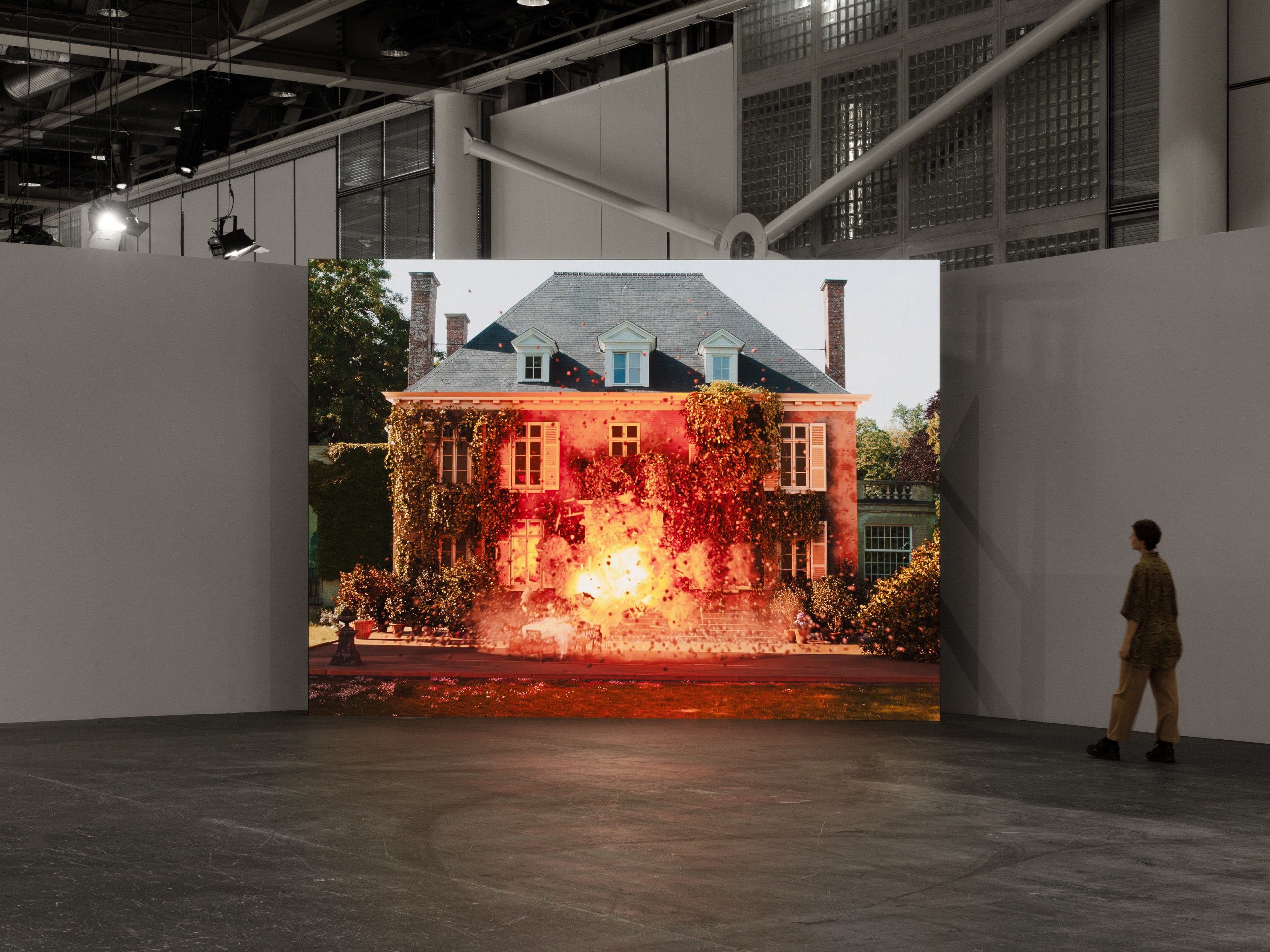 David Claerbout, Birdcage, 2023 presented by Sean Kelly, Galeria Pedro Cera, Galerie Greta Meert, Esther Schipper, and Galerie Rüdiger Schöttle at Art Basel Unlimited 2024, U22, June 10–16. 2024. © David Claerbout, Photo: Dawn Blackman, Courtesy: the artist, Sean Kelly, New York/Los Angeles, Galeria Pedro Cera, Galerie Greta Meert, Esther Schipper, and Galerie Rüdiger Schöttle.