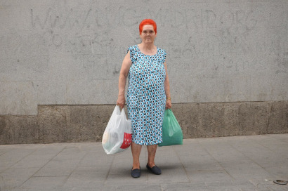 Zoe Strauss&nbsp;-  Woman with Red Hair and Green Bag, Madrid, Spain,&nbsp;2009  | Bruce Silverstein Gallery