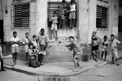 Walter Iooss, Jr. - The Corner, Havana, Cuba, 1999 | Bruce Silverstein Gallery