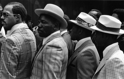 Chester Higgins -  A queue of Stetson hats, Manhattan, 1985