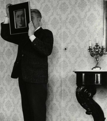 Ren&eacute; Magritte / Shunk-Kender&nbsp;Ren&eacute; Magritte posant avec &rdquo;La Ressemblance&rdquo; (partie de L&rsquo;&eacute;vidence &eacute;ternelle&rdquo; (1954),&nbsp;1962-1964 ; Bruce Silverstein Gallery