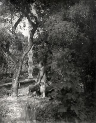 Constantin Brancusi, Marthe pr&egrave;s de la Colonne sans fin de Voulangis, 1926