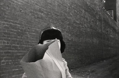 Mark Cohen - Hat and Bag in Alley, Mkt St Hgts, 1974 | Bruce Silverstein Gallery