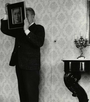 Ren&eacute; Magritte / Shunk-Kender Ren&eacute; Magritte posant avec &quot;La Ressemblance&quot; (partie de L'&eacute;vidence &eacute;ternelle (1954),&nbsp;1962-1964 Gelatin silver print ; Bruce Silverstein Gallery