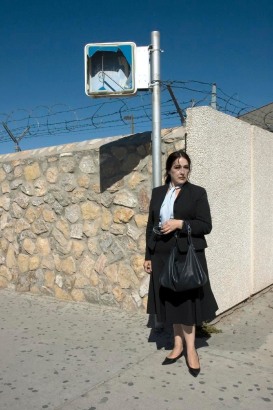 Zoe Strauss&nbsp;-  Woman at US/Mexico Border, 2001-2008  | Bruce Silverstein Gallery