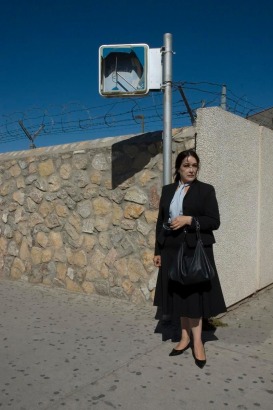 Zoe Strauss -  Woman at US/Mexico Border, 2001-2008  | Bruce Silverstein Gallery