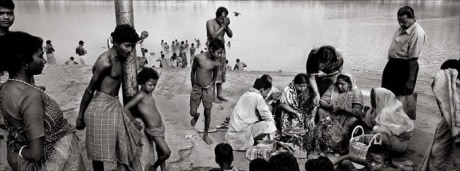 Raghu Rai WORSHIPING GANGA, KOLKATA