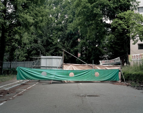 JINYOUNG&nbsp;KIM | BARRICADE | &Eacute;PREUVE CHROMOG&Egrave;NE&nbsp;| 19 X 24 POUCES&nbsp;| &Eacute;DITION DE&nbsp;5 | 2019, &nbsp;