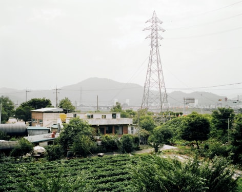 JINYOUNG KIM | THE HOUSE&nbsp;| OBJECTS ON THE ROOFTOP | &Eacute;PREUVE CHROMOG&Eacute;NE | 19 X 24 POUCES | 2014