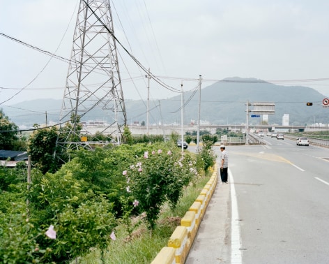 JINYOUNG KIM | GRANDFATHER WITH HIBISCUS TREES | THE FATHERS IN SANCTUARY | &Eacute;PREUVE CHROMOG&Egrave;NE&nbsp;| 32 X 40 POUCES | 2012